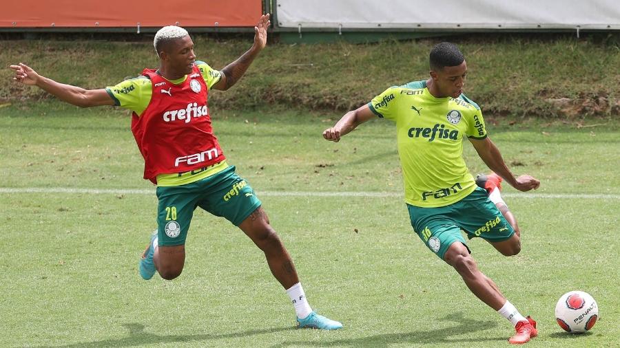 Os jogadores Danilo e Vanderlan, do Palmeiras, durante treinamento na Academia de Futebol. - Cesar Greco/SEP