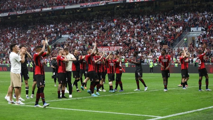 Jogadores do Milan comemoram com torcida após vitória sobre a Atalanta - Marco Luzzani/Getty Images