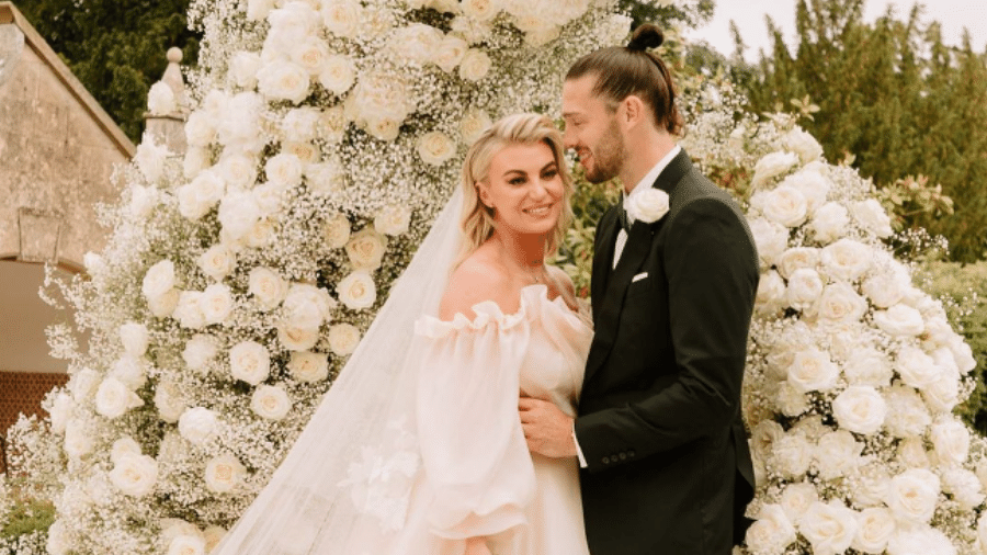 O atacante Andy Carroll se casou com a estrela de reality Billi Mucklow após fotos polêmicas em sua despedida de solteiro - Reprodução/Instagram