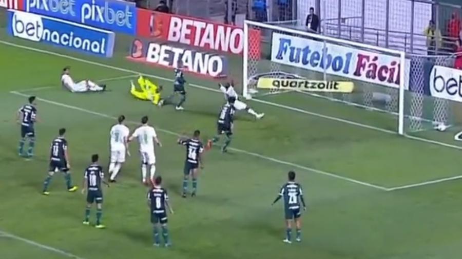 Juninho (de uniforme branco) deu carrinho dentro da pequena área e errou o gol já nos acréscimos da partida - Reprodução/Twitter