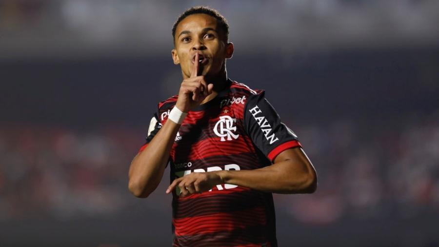 Lázaro, do Flamengo, comemora após marcar contra o São Paulo no Brasileirão - Ricardo Moreira/Getty Images