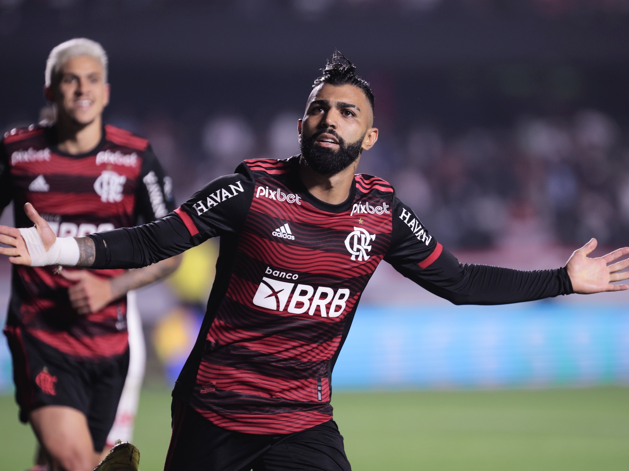 Flamengo tem 2 jogadores entre os 5 maiores salários do futebol brasileiro