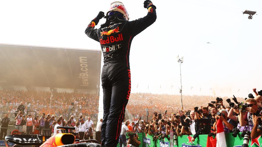 Max Verstappen comemora a vitória no GP da Holanda, a 10ª em 15 etapas nesta temporada -  Mark Thompson/Getty Images