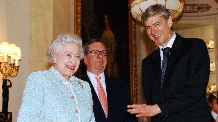 Rainha Elizabeth 2ª com Peter Hill-Wood e Arsene Wenger, ex-presidente e técnico do Arsenal, em encontro realizado em 2007 - Pool/Anwar Hussein Collection/Getty Images - Pool/Anwar Hussein Collection/Getty Images
