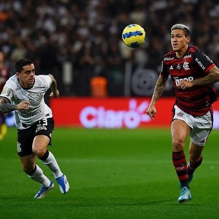 Pedro, do Flamengo, conduz a bola sob marcação de Fagner, no Corinthians, na final da Copa do Brasil - Marcelo Cortes / Flamengo
