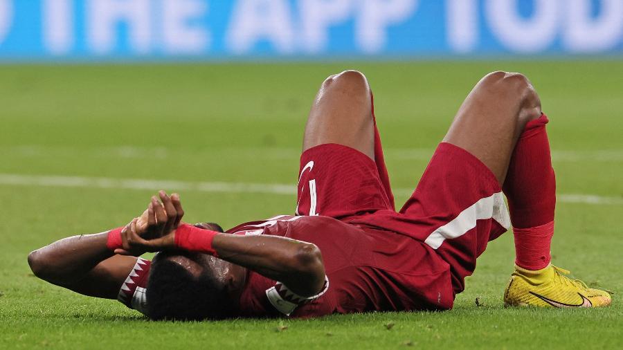 Zagueiro da seleção do Qatar lamenta derrota sofrida para Senegal na segunda rodada da Copa - KARIM JAAFAR / AFP