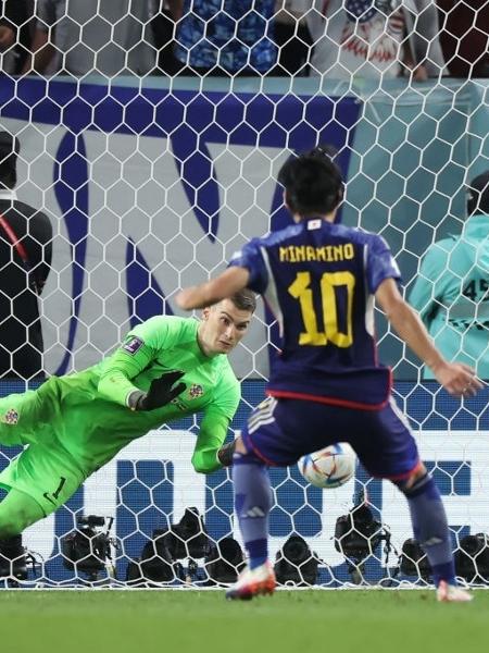Livakovic, goleiro da Croácia, defende pênalti de Minamino, do Japão, em partida das oitavas da Copa - Alex Grimm/Getty Images