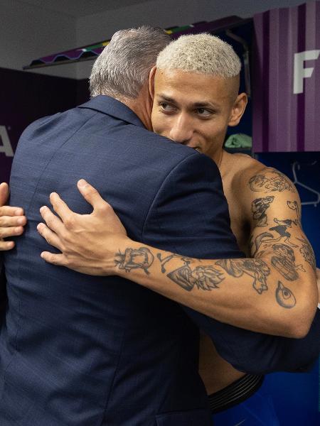 Tite e Richarlison, artilheiro da seleção na Copa, se abraçam no vestiário - Lucas Figueiredo/CBF