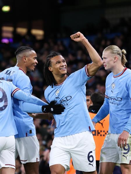 Aké, do Manchester City, comemora gol contra o Arsenal pela Copa da Inglaterra -  Alex Livesey - Danehouse/Getty Images