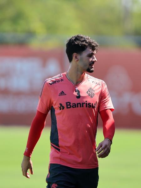 Johnny, volante do Inter, durante treino da equipe - Ricardo Duarte/Inter