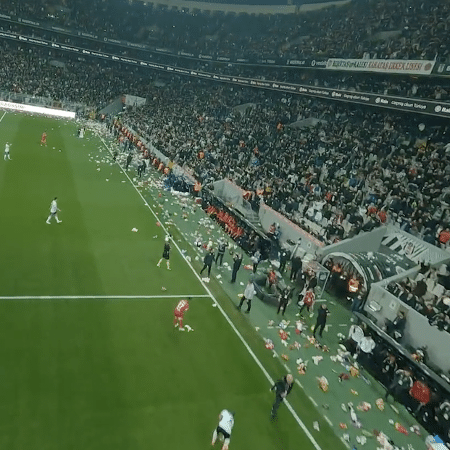 Torcida do Besiktas arremessa ursos de pelúcia em campo para crianças afetadas por terremoto - Reprodução