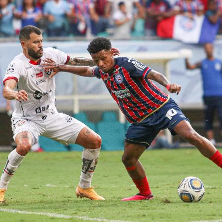 João Lucas, do Vitória, e Kayky, do Bahia, disputam a bola - Renan Oliveira/AGIF