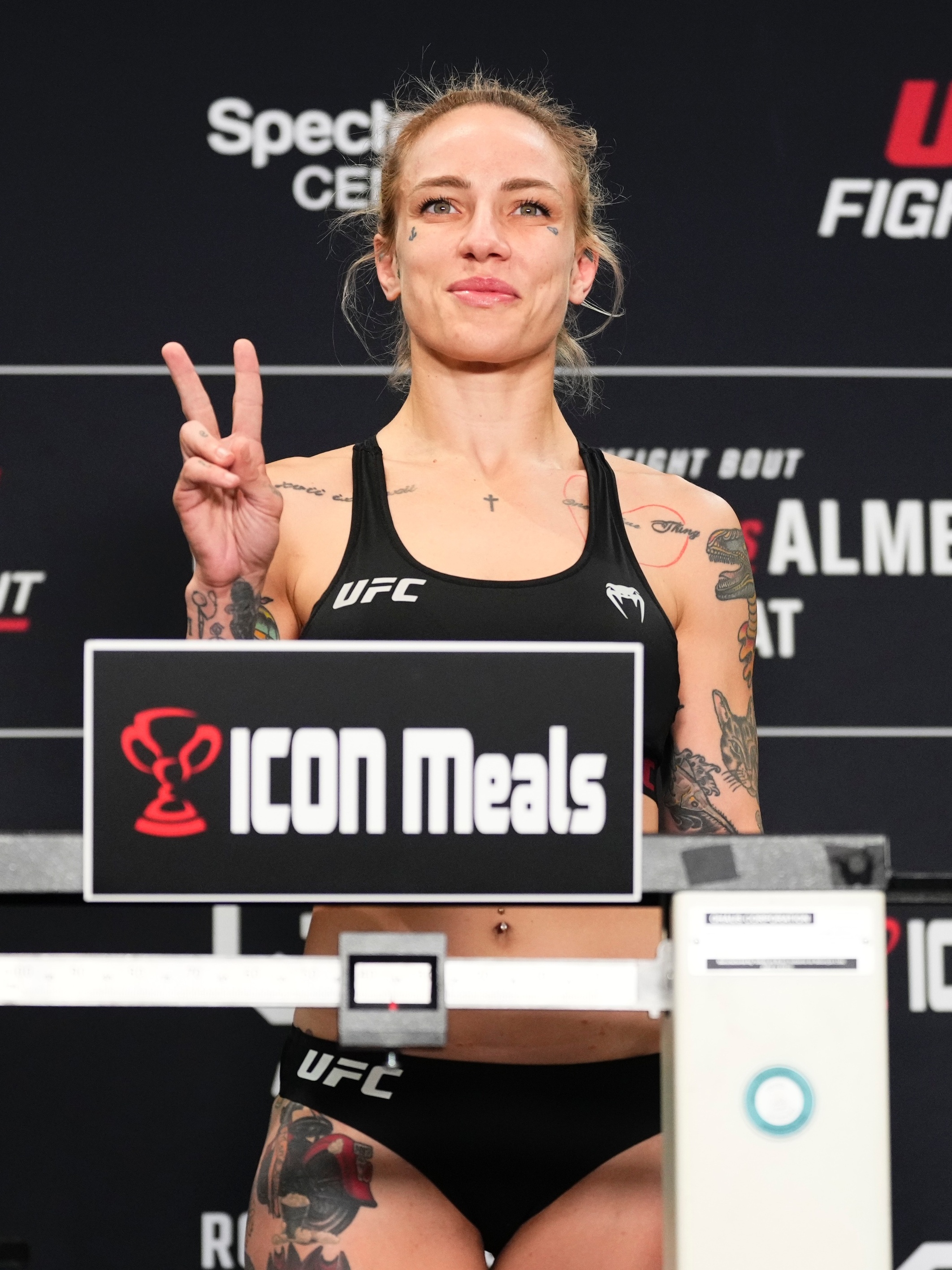 UFC: Tainara Lisboa destaca beleza de Jessica Rose-Clark