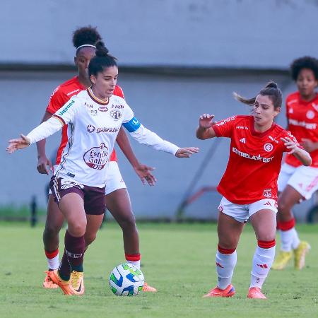 Jogadoras de Inter e Ferroviária em ação no jogo das quartas de final do Brasileirão Feminino - Luiz Erbes/AGIF