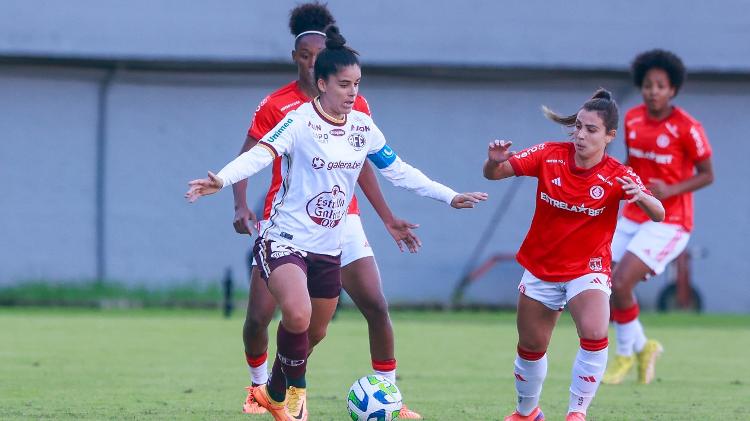 Jogadoras de Inter e Ferroviária em ação no jogo das quartas de final do Brasileirão Feminino - Luiz Erbes/AGIF - Luiz Erbes/AGIF