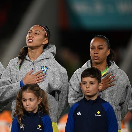 Bia Zaneratto e Adriana durante a apresentação do hino nacional brasileiro antes de partida contra o Panamá