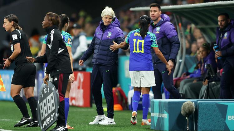 Pia Sundhage, técnica da seleção brasileira, cumprimenta Marta em jogo contra a Jamaica pela Copa do Mundo feminina