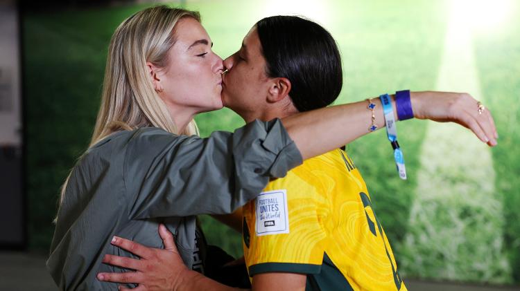 Sam Kerr, da Austrália, comemora classificação para as semis da Copa feminina com a namorada Kristie Mewis 