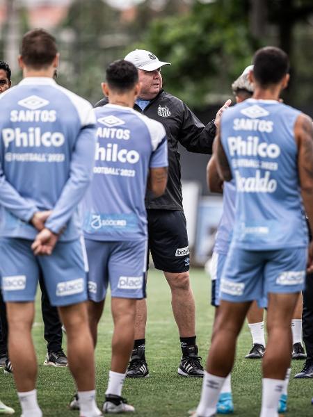 Marcelo Fernandes comanda elenco do Santos em treino no CT Rei Pelé 