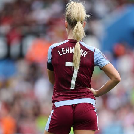 Alisha Lehmann em ação pelo Aston Villa