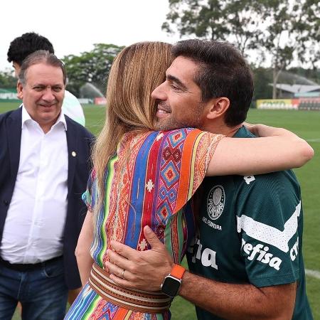 Abel Ferreira abraça Leila Pereira durante homenagem recebida pelo Palmeiras