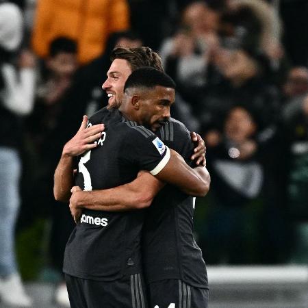 Zagueiro Bremer comemora gol da Juventus contra o Cagliari pelo Italiano