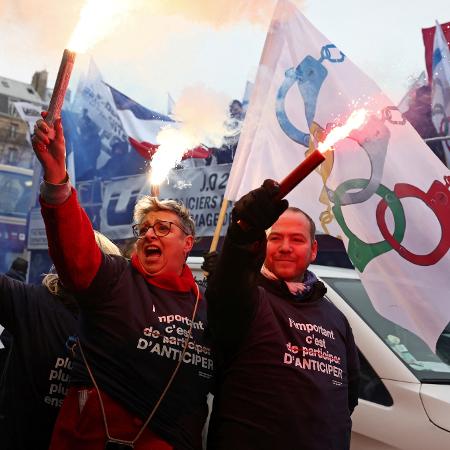 Policiais protestam em Paris vestindo camisa com a frase "O importante é antecipar"