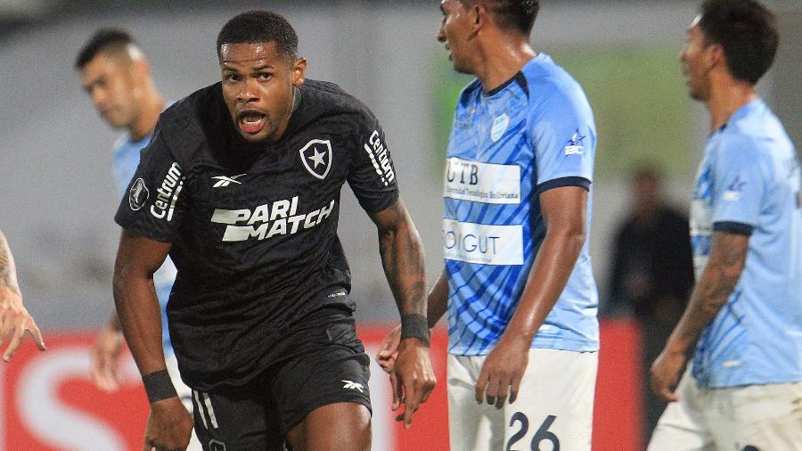 Junior Santos celebra gol do Botafogo sobre o Aurora