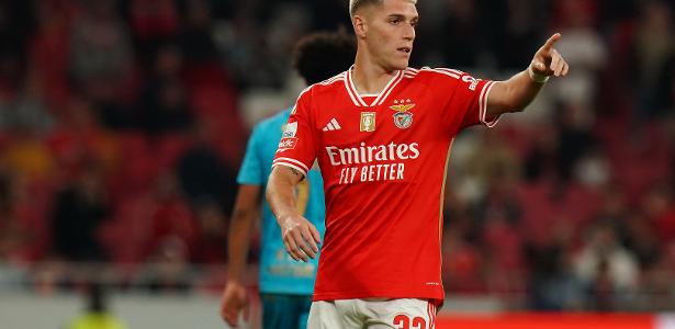 Corinthians consulta atacante do Benfica, diz Samir Carvalho.