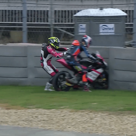 Stefano Nepa tira Iván Ortolá da moto errada após acidente na MotoGP 3