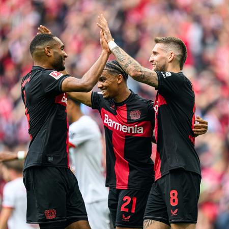 Jogadores do Bayer 04 Leverkusen comemoram gol