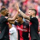 Leverkusen bate Augsburg, chega a 51 jogos invicto e levanta taça do Alemão