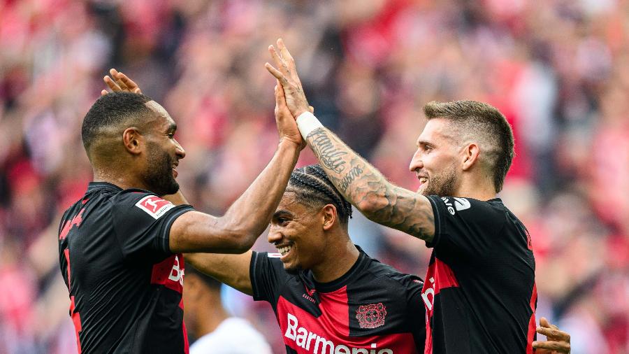 Jogadores do Bayer 04 Leverkusen comemoram segundo gol do jogo contra Augsburg