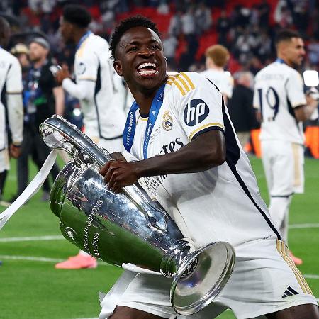 Vinicius Jr com a taça da Champions após o título do Real