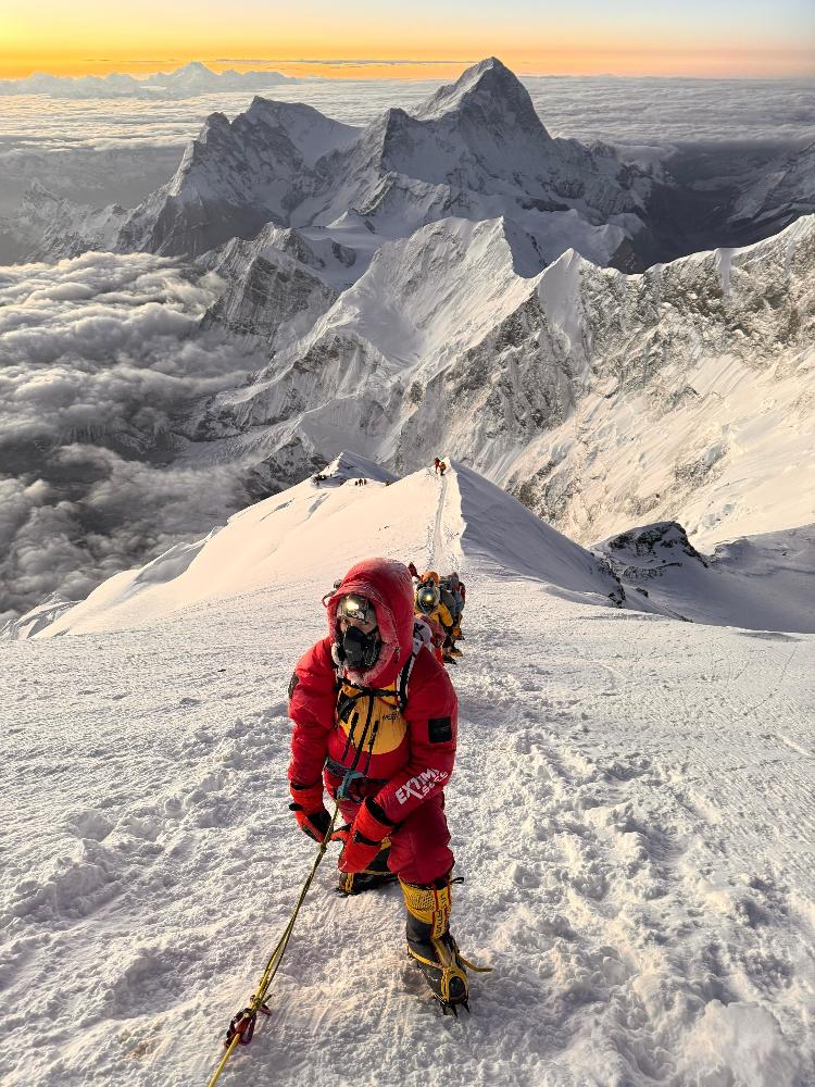 Olívia Bonfim durante escalada do Everest