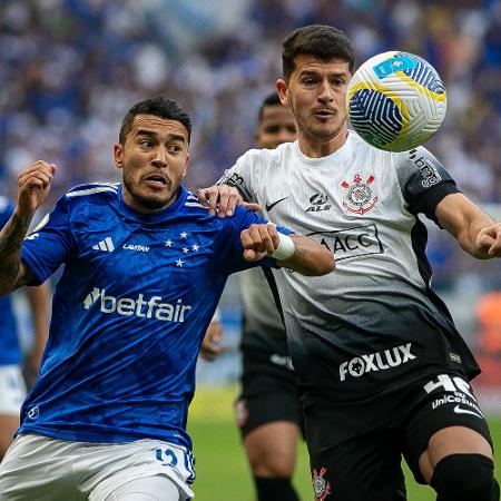 William e Hugo brigam pela bola em Cruzeiro x Corinthians, duelo do Campeonato Brasileiro