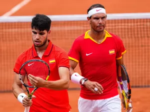 Dupla Nadal e Alcaraz passa aperto, mas bate holandeses sob intenso calor