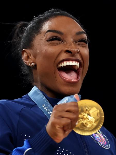 Simone Biles com a medalha de ouro da ginástica artística por equipes nas Olimpíadas de Paris