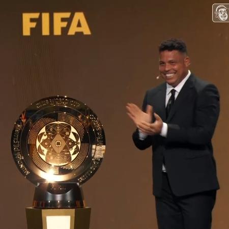 Presidente da Fifa, Gianni Infantino e Ronaldo Fenômeno com o troféu do Super Mundial