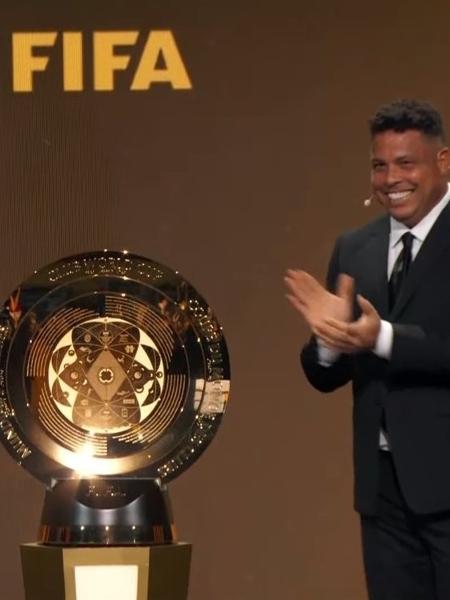 Presidente da Fifa, Gianni Infantino, e Ronaldo Fenômeno com o troféu do Super Mundial