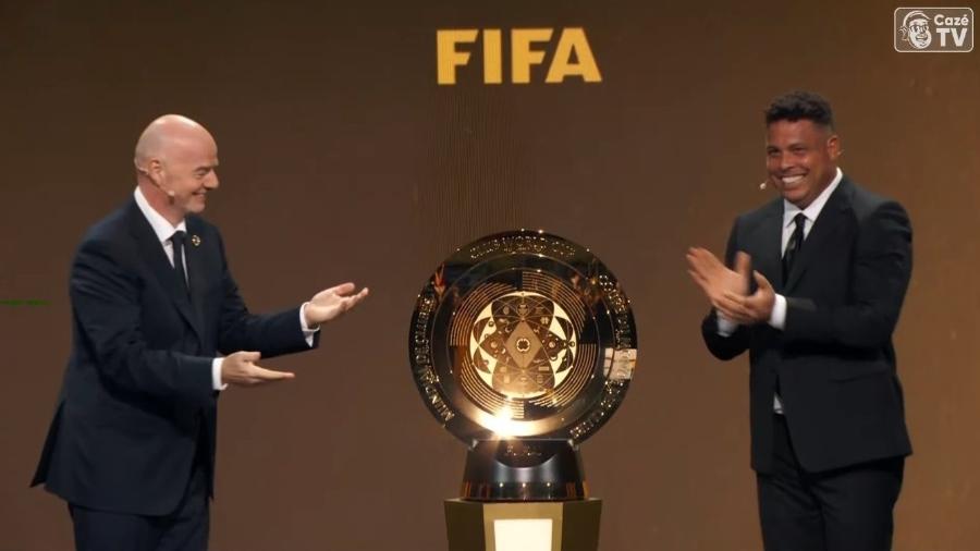 Presidente da Fifa, Gianni Infantino e Ronaldo Fenômeno com o troféu do Super Mundial