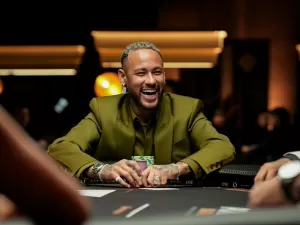 Neymar chega ao Brasil para participar de torneio de pôquer de parceiro