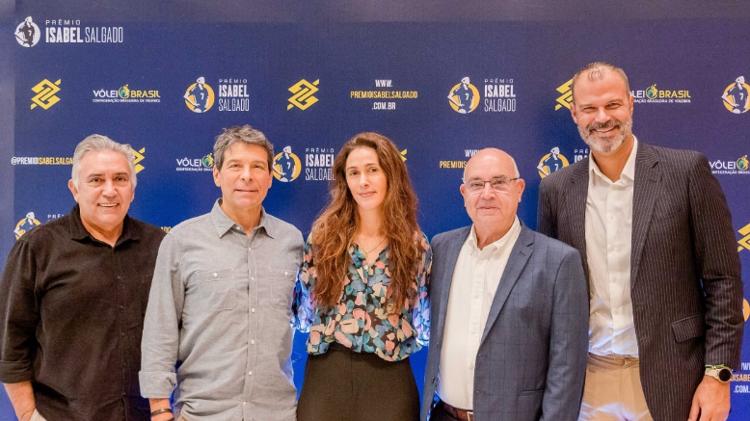 Maria Clara Salgado (centro) e Radamés Lattari (terno azul) em anúncio da CBV como apoiadora do Prêmio Isabel Salgado Maria Clara Salgado (centro) e Radamés Lattari (terno azul) em anúncio da CBV como apoiadora do Prêmio Isabel Salgado
