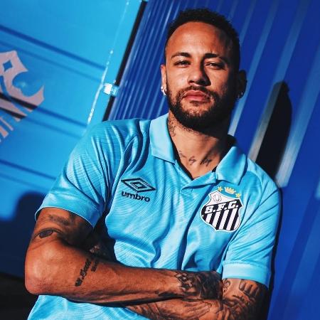 Neymar veste com nova camisa do Santos; uniforme é azul Neymar veste com nova camisa do Santos; uniforme é azul