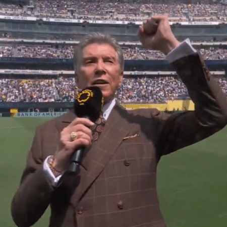 Michael Buffer apareceu antes de Fluminense x Chelsea e entoou seu principal bordão Michael Buffer apareceu antes de Fluminense x Chelsea e entoou seu principal bordão
