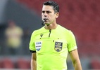 Árbitro explica vermelho a Léo Jardim e cita xingamento de cartola do Vasco