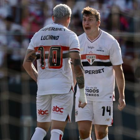 Tapia, do São Paulo, comemora seu gol com Luciano em jogo contra o Palmeiras pelo Brasileirão