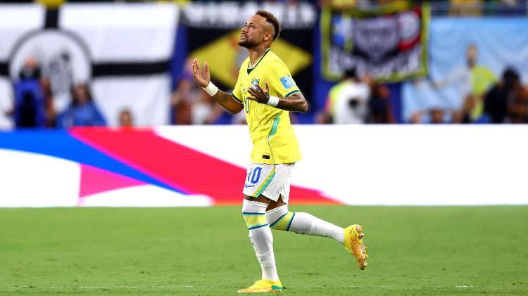 neymar-entra-em-campo-durante-escocia-x-brasil-1782344843474_v2_750x421 Brasil domina Escócia na Copa e avança em 1º; Neymar volta após 2 anos e 8 meses