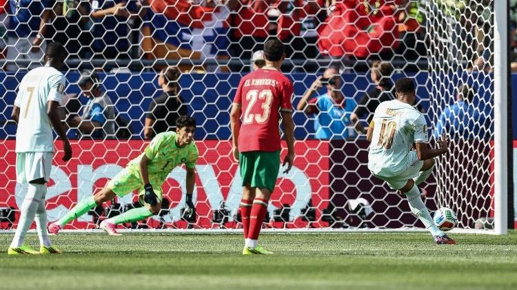 Bounou defendeu pênalti de Mbappé em França x Marrocos na Copa do Mundo