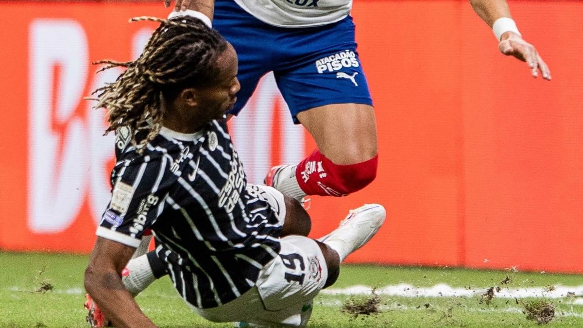 Pausa da Copa não salva gramados, que viram alvo de críticas no Brasileirão